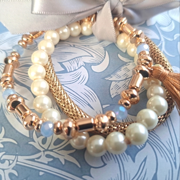 2/$40 🇨🇦Set of 3 strechy bracelets in pearl gold and pale blue - Picture 3 of 7